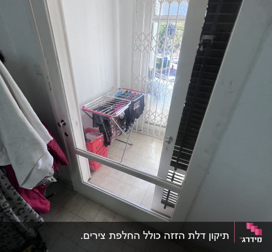 תריסים פתוחים על דלת זכוכית פנימית